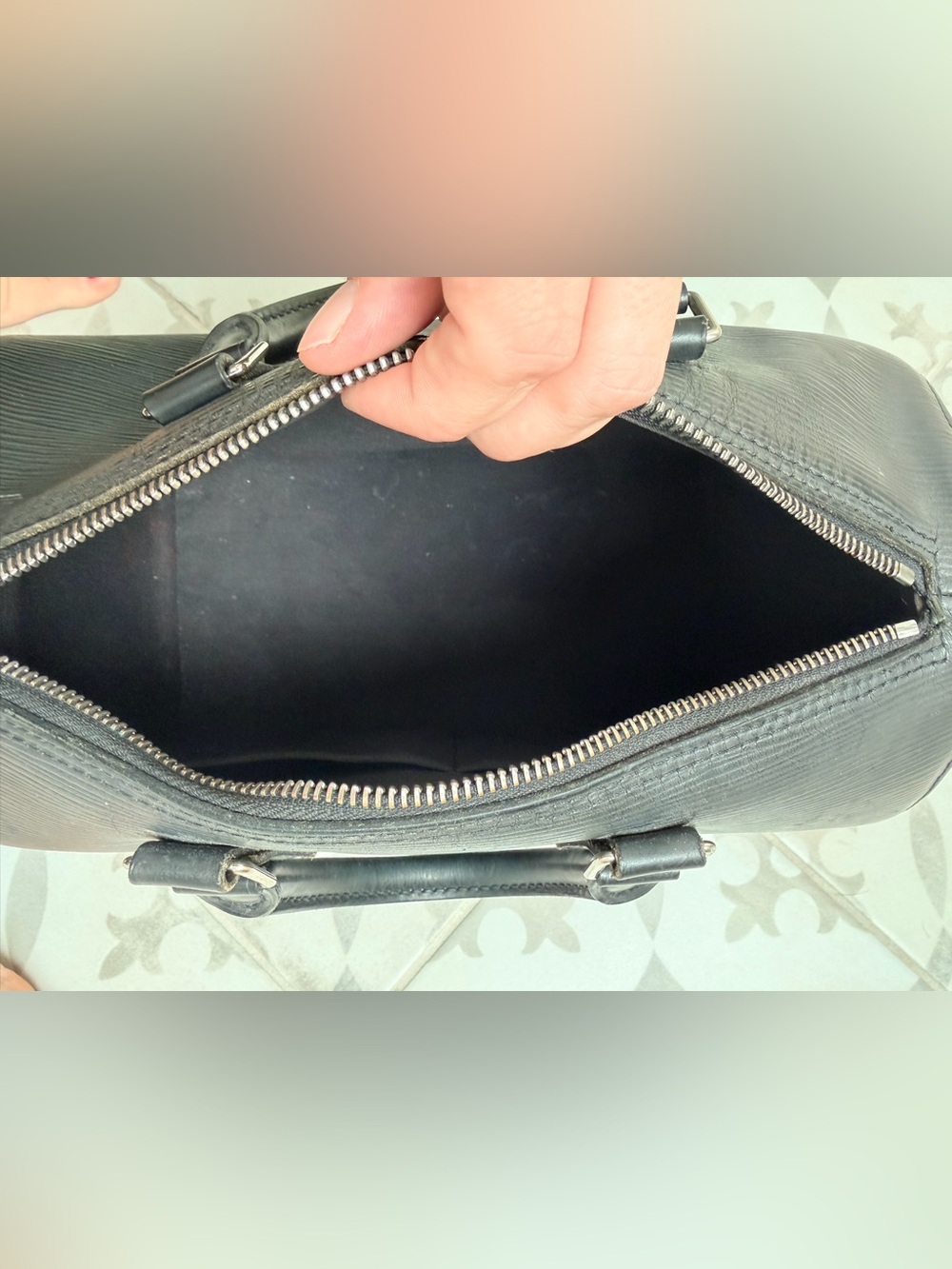Louis Vuitton Epi Speedy 25 Black Satchel - Picture 3 of 5